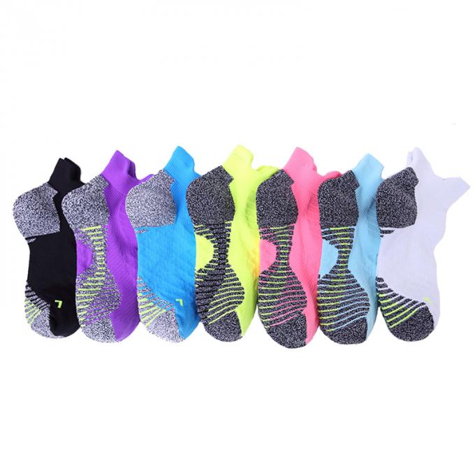 Le bas respirable de coton a coupé les chaussettes sportives pour les socquettes idéales de femmes et d'hommes pour courir, augmentant, séance d'entraînement, longues promenades