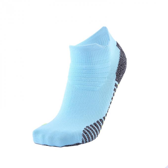 Le bas respirable de coton a coupé les chaussettes sportives pour les socquettes idéales de femmes et d'hommes pour courir, augmentant, séance d'entraînement, longues promenades