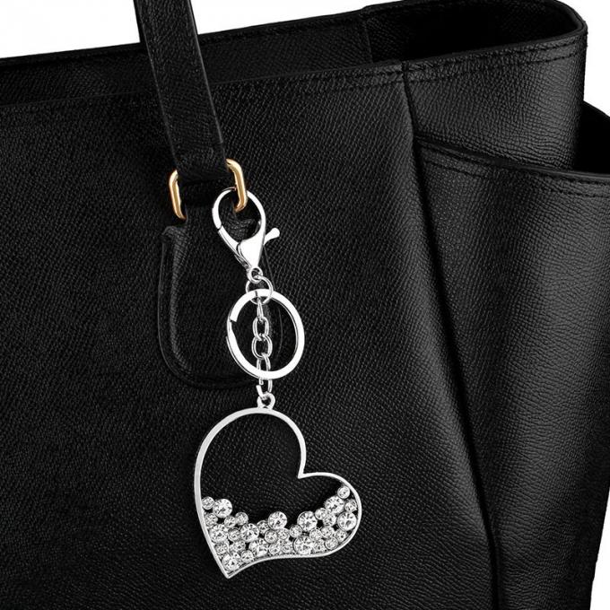 la coutume vend les pendants en gros keychian nouvel de fausse pierre d'éclat de mode bel de coeur de forme de voiture en métal en alliage de zinc créatif de cadeau