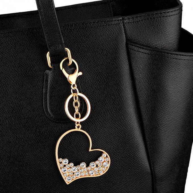 la coutume vend les pendants en gros keychian nouvel de fausse pierre d'éclat de mode bel de coeur de forme de voiture en métal en alliage de zinc créatif de cadeau