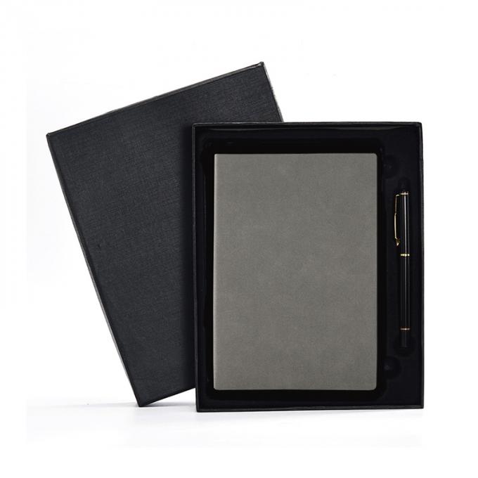 Le journal intime portatif d'unité centrale de cadeau d'affaires a gravé le carnet en refief A5 avec l'ensemble de stylo
