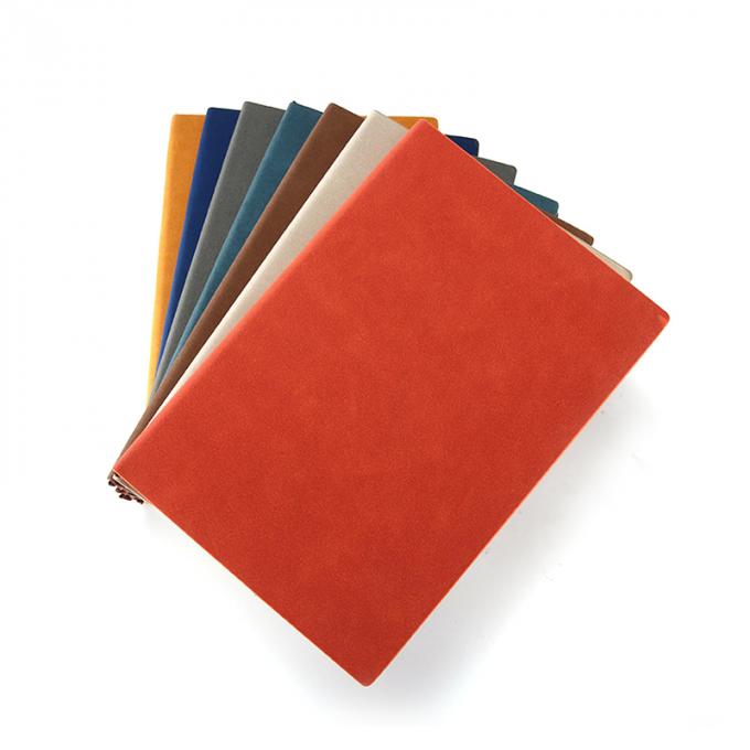 Le journal intime portatif d'unité centrale de cadeau d'affaires a gravé le carnet en refief A5 avec l'ensemble de stylo