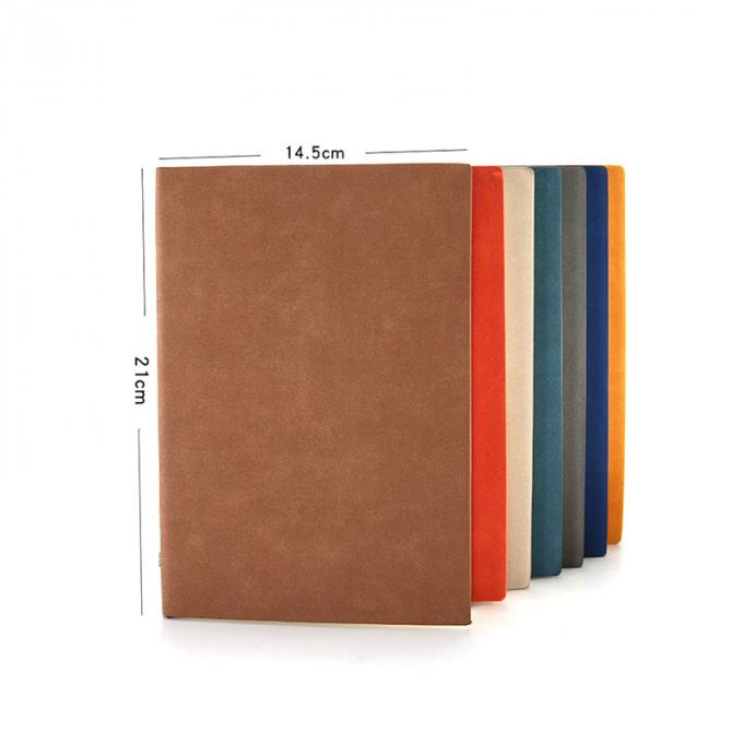 Le journal intime portatif d'unité centrale de cadeau d'affaires a gravé le carnet en refief A5 avec l'ensemble de stylo