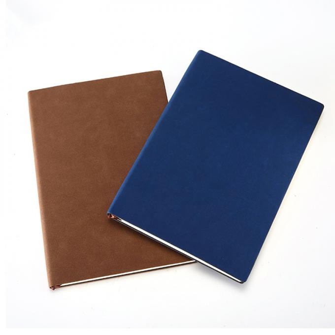 Le journal intime portatif d'unité centrale de cadeau d'affaires a gravé le carnet en refief A5 avec l'ensemble de stylo