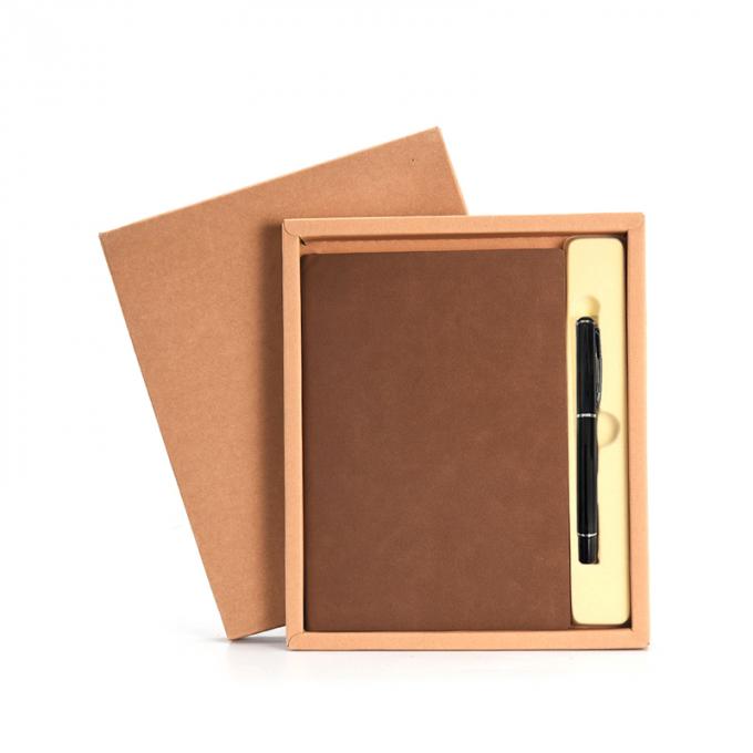 Le journal intime portatif d'unité centrale de cadeau d'affaires a gravé le carnet en refief A5 avec l'ensemble de stylo