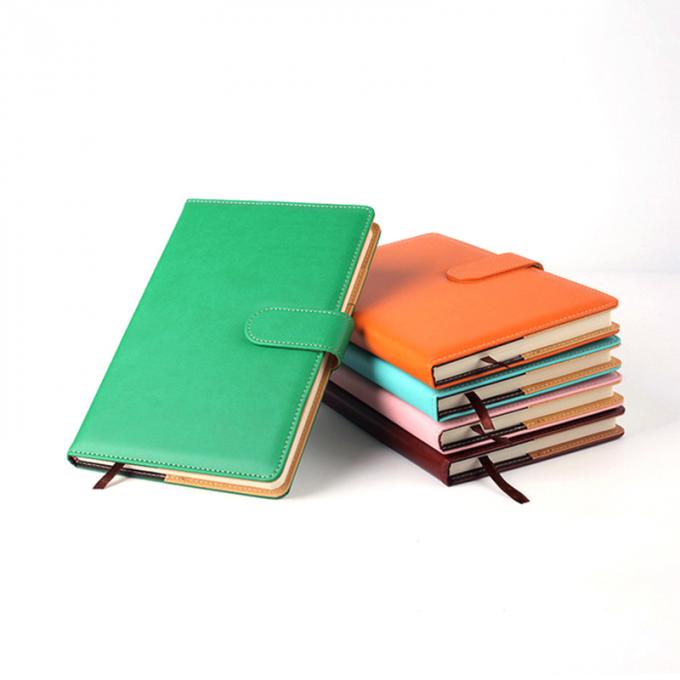 Le journal intime portatif d'unité centrale de cadeau d'affaires a gravé le carnet en refief A5 avec l'ensemble de stylo