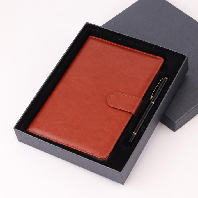 Le journal intime portatif d'unité centrale de cadeau d'affaires a gravé le carnet en refief A5 avec l'ensemble de stylo