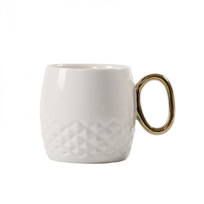 Le café en céramique drôle attaque l'ananas de porcelaine forment les tasses blanches noires de tasse avec de l'or manipulent le souvenir promotionnel plaqué de voyage