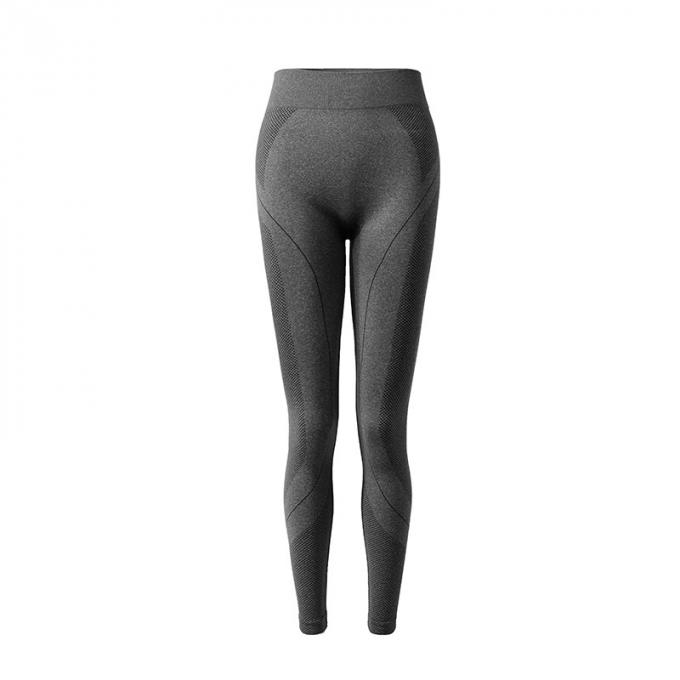 Le pantalon ayant beaucoup d'étages de la performance des femmes folâtre l'usage pour établir le yoga de base legging