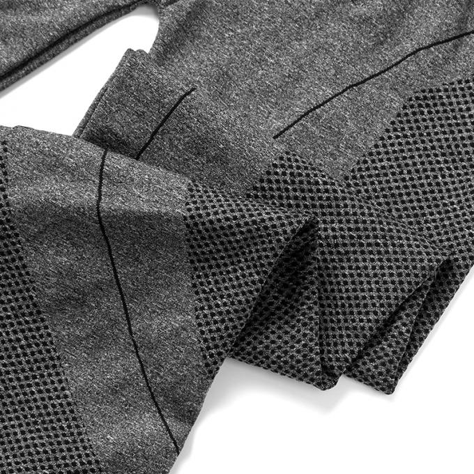 Le pantalon ayant beaucoup d'étages de la performance des femmes folâtre l'usage pour établir le yoga de base legging