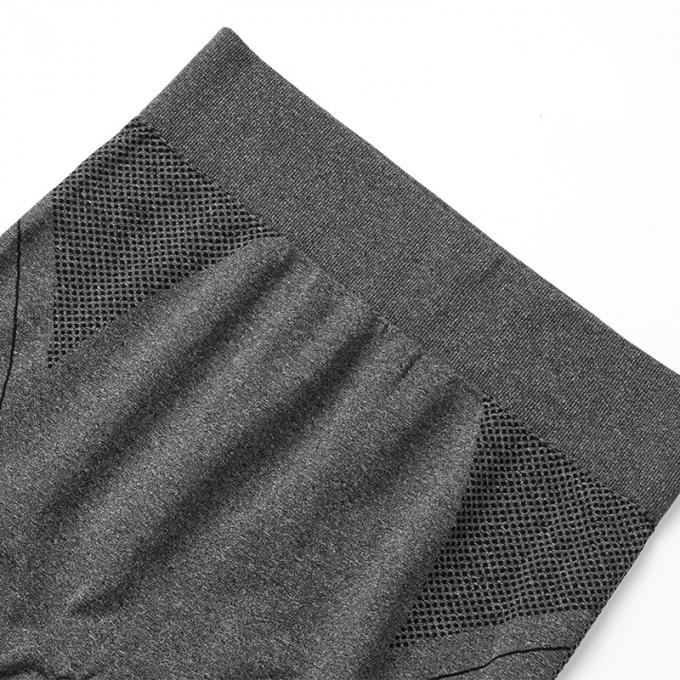 Le pantalon ayant beaucoup d'étages de la performance des femmes folâtre l'usage pour établir le yoga de base legging